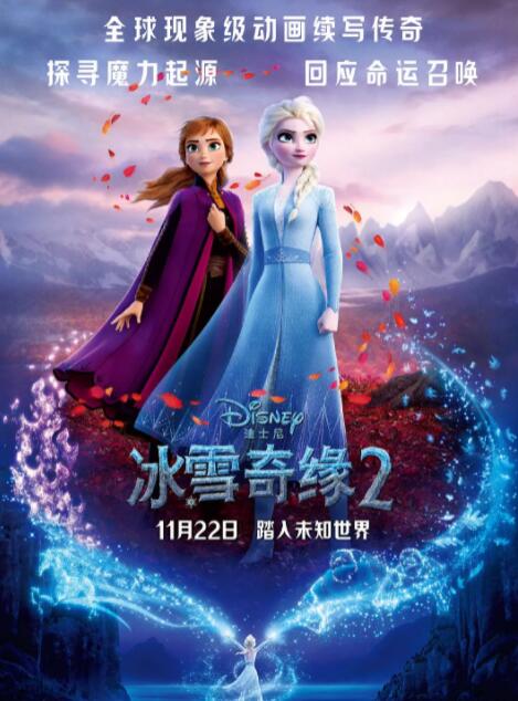 现场斯威夫特身穿银色亮片短裙光彩照人，露纤细美腿显高挑身姿。