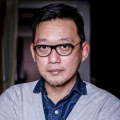 当故事围绕普通⼈展开，主旋律影片可以更加从容地融合多元类型元素和艺术风格，而不必局限于严肃的说教模式。
